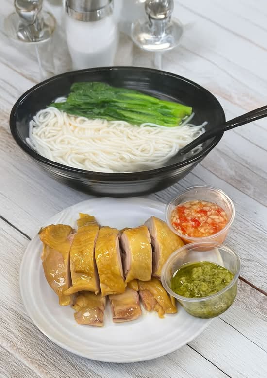 Hainanese Chicken (Thick) Rice Noodle in Chicken Broth (海南雞湯米線 (雞湯底))